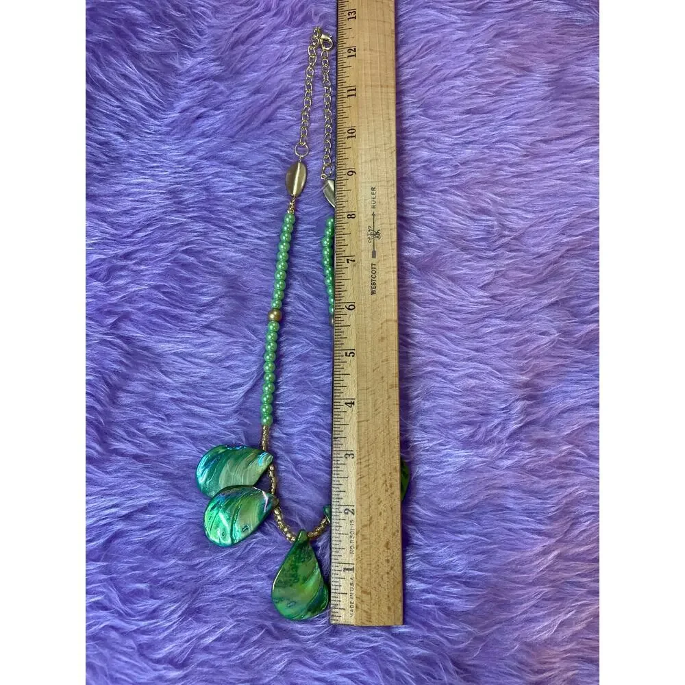 Green shell, faux pearl and gold toned necklace - Picture 3 of 5